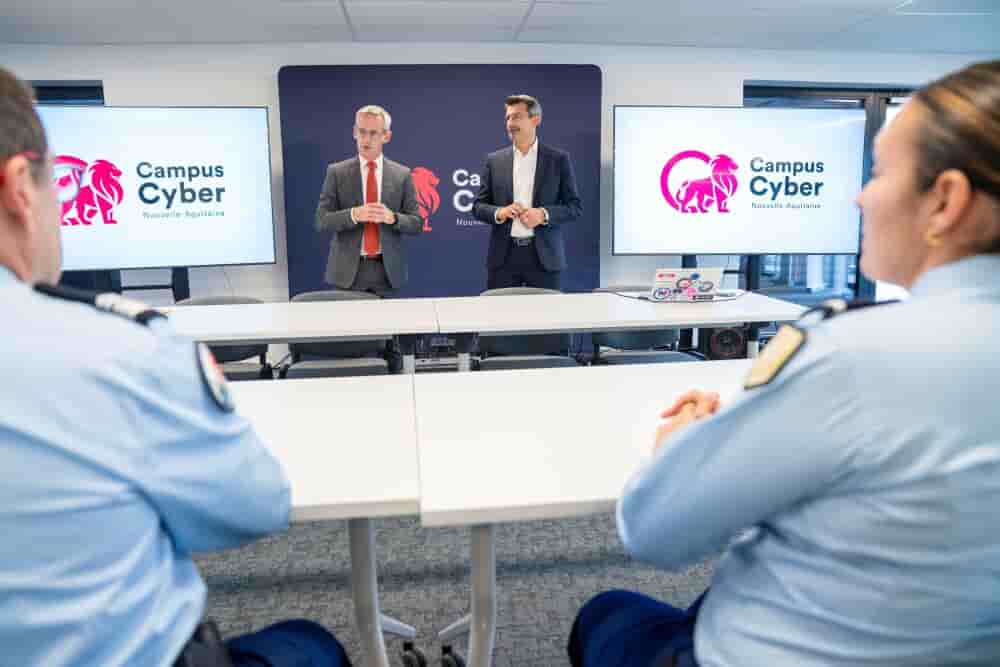 Mathieu Hazouard, conseiller régional de Nouvelle-Aquitaine délégué aux enjeux numériques et président du Campus cyber et Guy Flament, directeur du Campus cyber Nouvelle-Aquitaine, le 6 novembre à Pessac pour le lancement officiel du dispositif 17cyber...