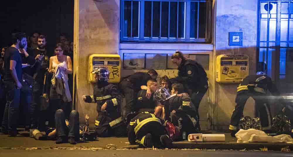 Le soir du 13 novembre 2015, des blessés sont soignes boulevard Voltaire, à quelques mètres du Bataclan où une attaque terroriste vient d'avoir lieu.