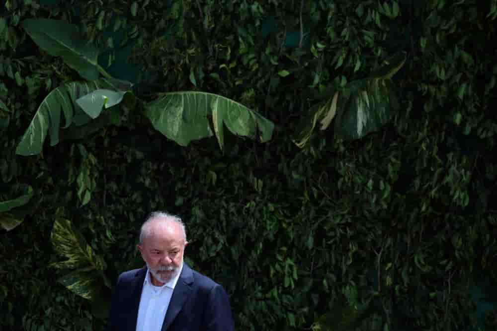 Lula a assumé, juste avant la COP, la délivrance d'un permis d'exploration pétrolière au large de l'Amazonie, tout en appelant à une " feuille de route " vers la sortie des fossiles.