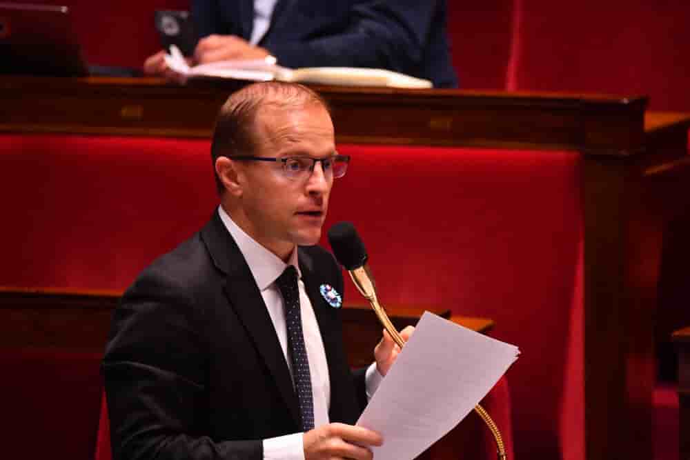 Le rapporteur général du budget Thibault Bazin s'est inquiété des votes sur la partie recettes qui font grimper à ce stade le déficit à " 20,6 milliards " d'euros.