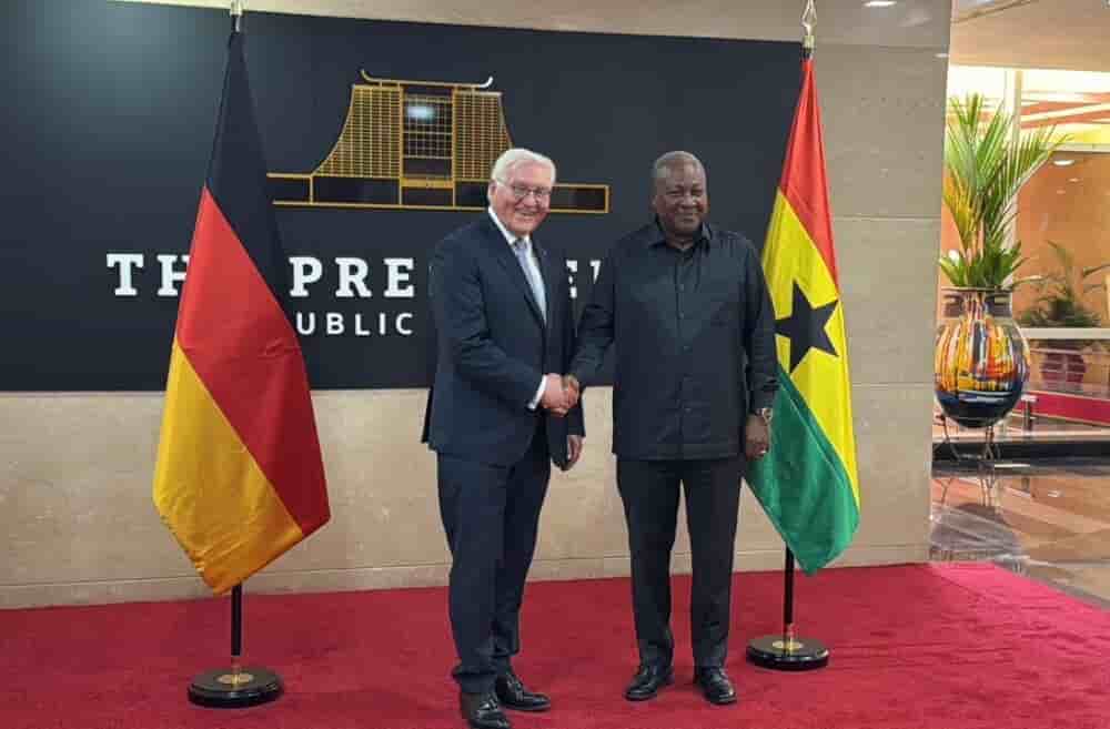 Le président allemand Frank-Walter Steinmeier aux côtés de son homologue ghanéen, John Dramani Mahama, lors de sa visite au Ghana, en novembre 2025.