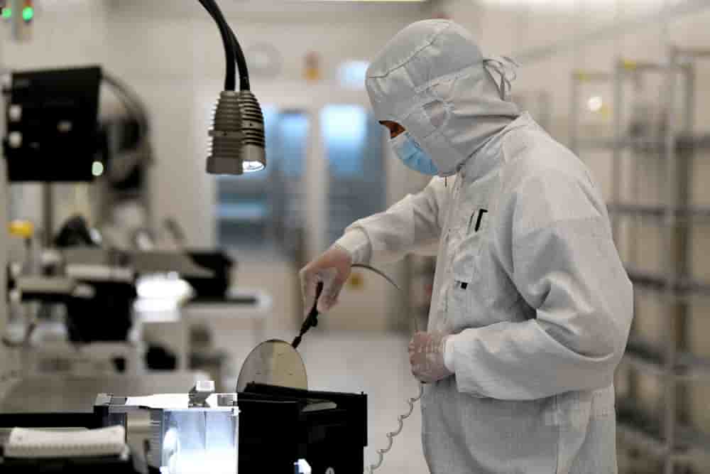 Un employé de Nexperia à l'ouvrage dans l'usine de Hambourg, en Allemagne. © REUTERS/Fabian Bimmer