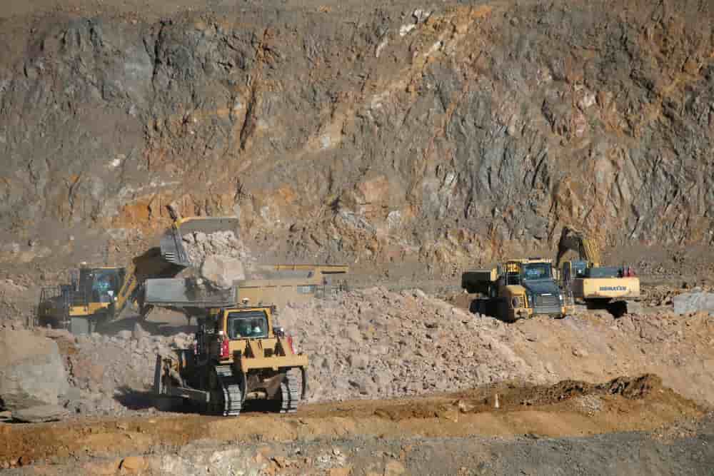 Des chargeuses sur pneus remplissent des camions de minerai à la mine de terres rares de MP Materials à Mountain Pass, en Californie, aux États-Unis, le 30 janvier 2020. REUTERS/Steve Marcus/Photo d'archives - PHOTO D'ARCHIVES : Des chargeuses sur...