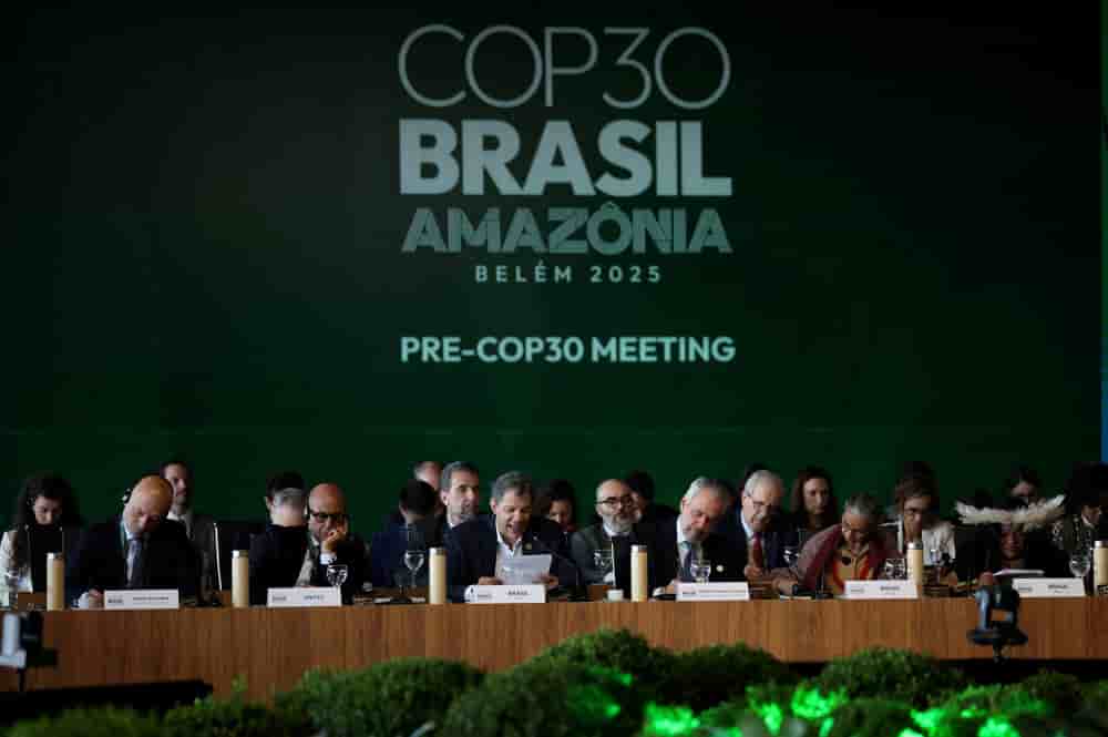 Une coalition d'ONG a dénombré plus de 1600 personnes liées à l'industrie des énergies fossiles assistant à la COP30. Toutefois, la figuration de certaines personnes sur cette liste interroge.