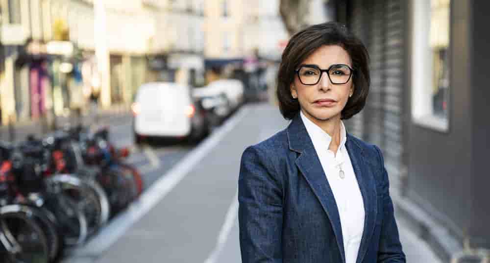 Rachida Dati, candidate au poste de Maire de Paris pour les élections municipales de 2026, pose dans une à proximité de son QG de campagne.