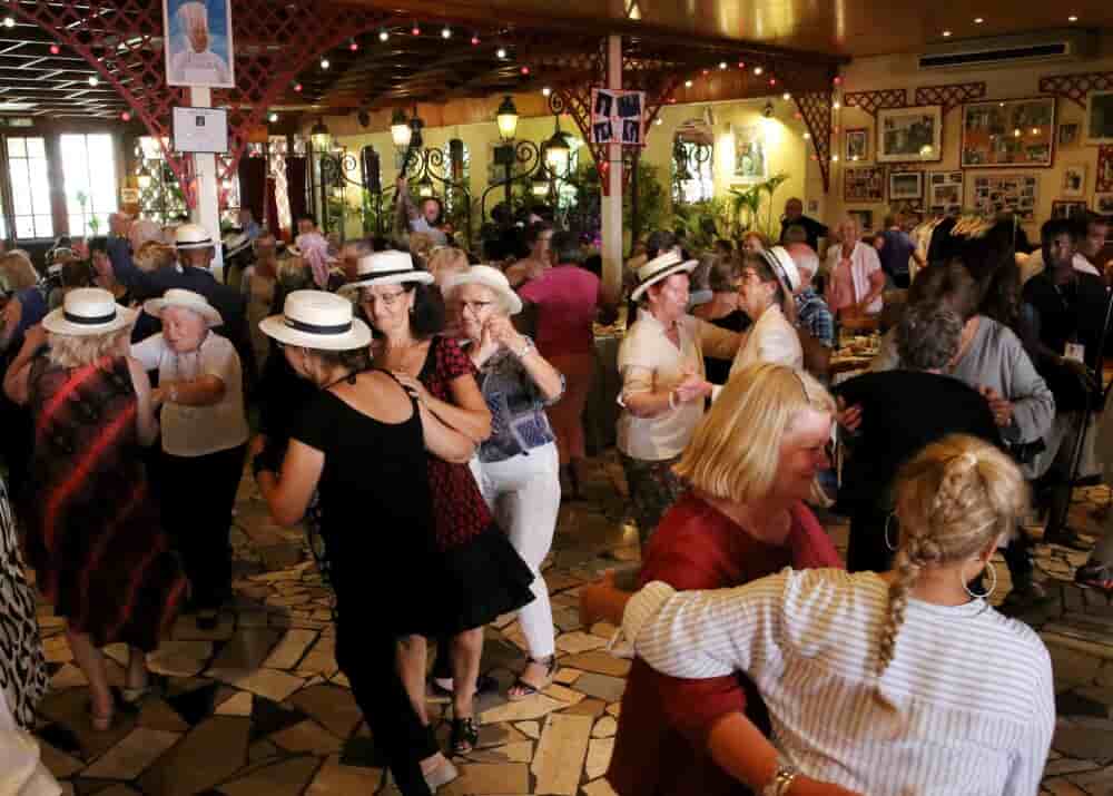 ©PHOTOPQR/LE PARISIEN ; Chez gegène, la guinguette de Jointville-le-Pont, où depuis 12 ans, le Secours populaire organise le banquet des cheveux blancs (MaxPPP TagID: maxnewsspecial065271.jpg) [Photo via MaxPPP] - Chez gegène, la guinguette de...