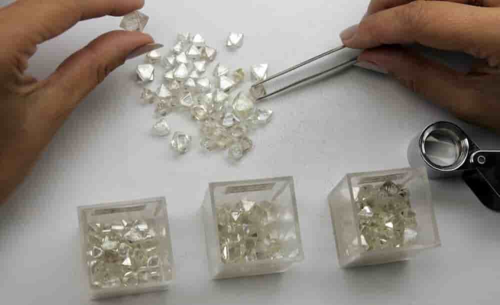 Le Processus de Kimberley fait face à des pressions pour élargir sa définition des diamants de conflit afin d'y inclure les violations des droits humains et la corruption.