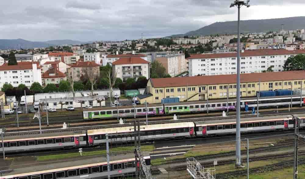 Le tracé étudié par la SNCF pour relier Bordeaux et Lyon par une ligne à grande vitesse directe ne passerait pas par la gare de Clermont-Ferrand.