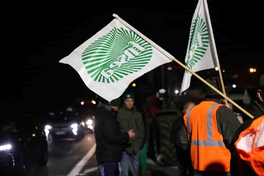 ©PHOTOPQR/LE PARISIEN/Olivier Arandel ; Paris ; 17/11/2024 ; Vélizy-Villacoublaye, France Dimanche 17 novembre 2024 Dans les Yvelines, un point de blocage réunissant près de 300 agriculteurs d?Île-de-France sur la RN118 en direction de Paris contre...