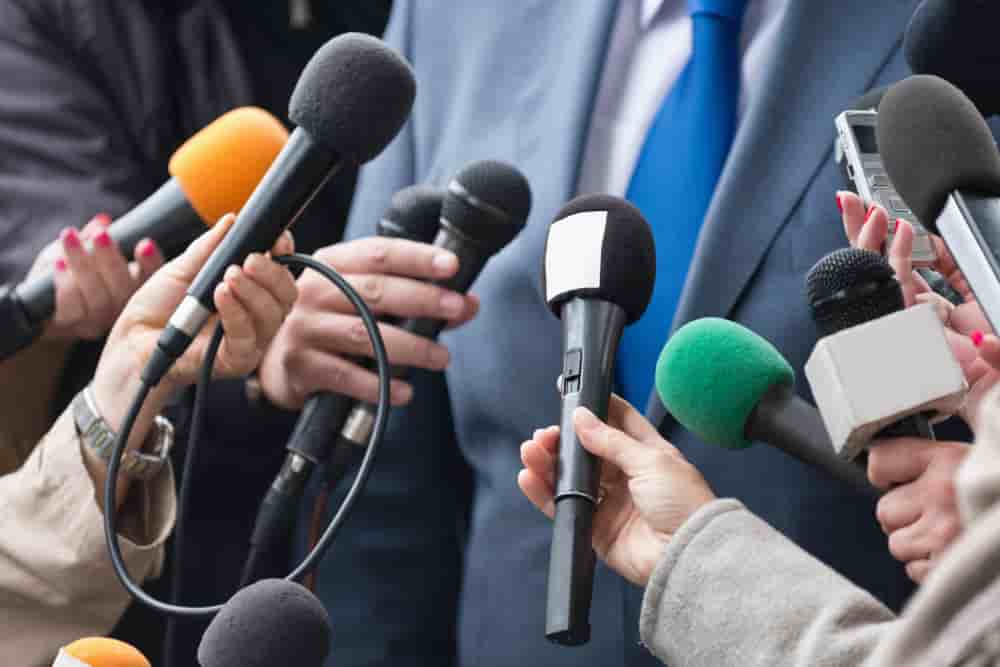 Media interview - group of journalists surrounding VIP - Media Interview