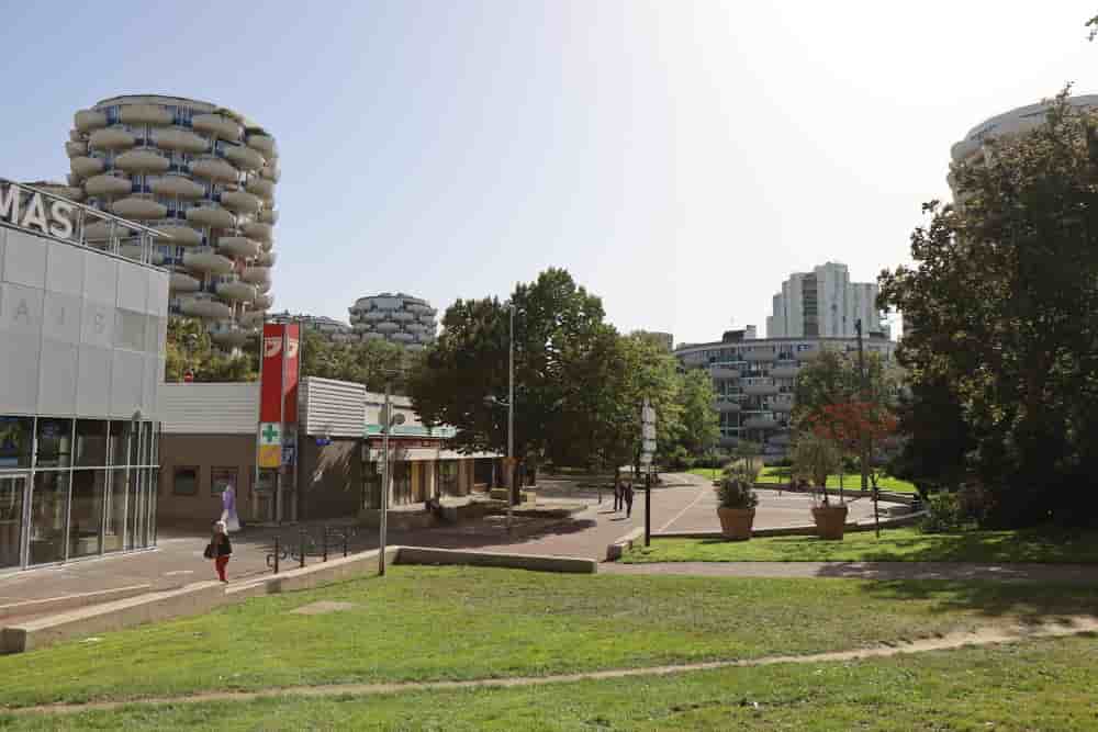Verdure entre les tours, ville de Créteil, département du Val de Marne, France