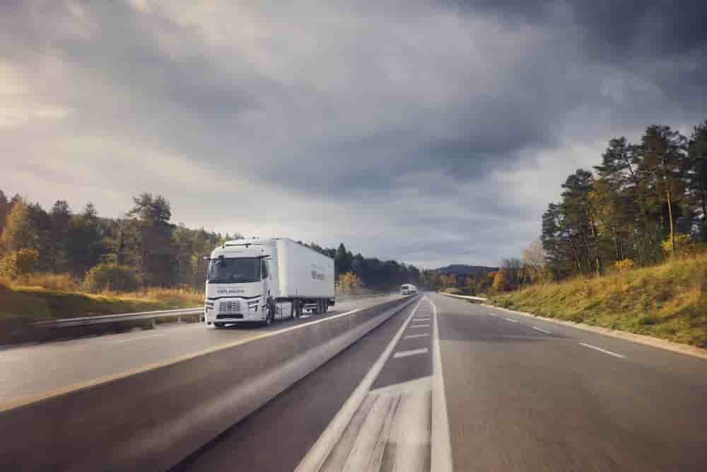 Renault Trucks confirme son virage vers l'électrique malgré un marché contraint et appelle les pouvoirs publics à mettre en place des mécanismes de soutien pour les transporteurs.
