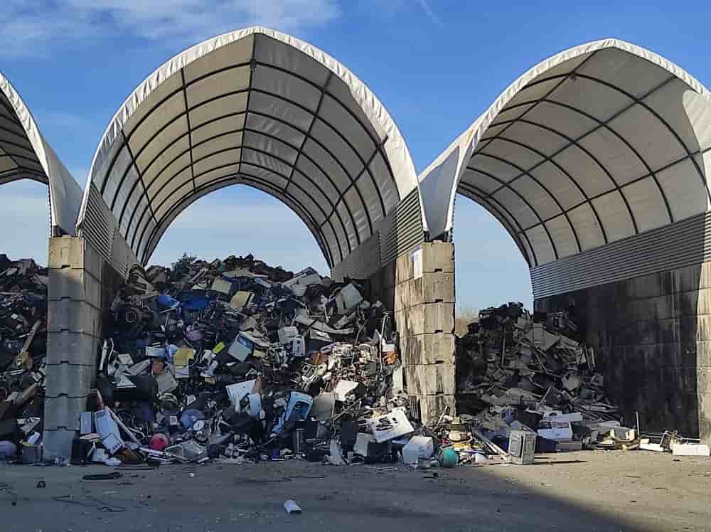 A Feyzin, près de Lyon, Suez tri et dépollue une partie des équipements de déchets électriques et électroniques des Français.