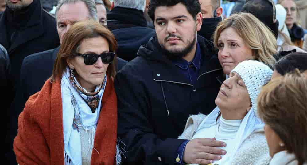 Amine Kessaci, sa mère Ouassila Benhamdi Kessaci et la présidente de Yael Braun-Pivet pendant la marche dédiée à Mehdi, assassiné par des traficants de drogue à Marseille.