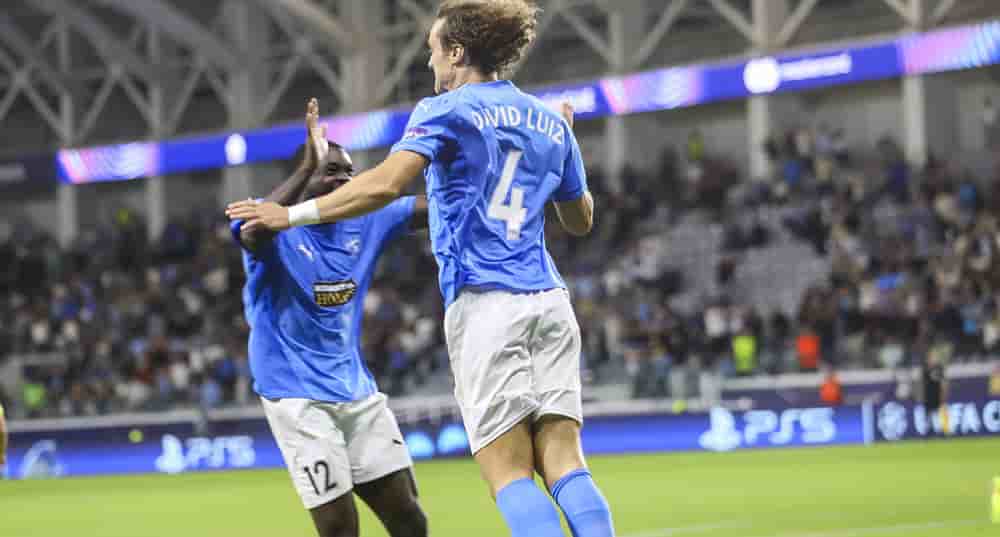 David Luiz et Ken Sema, tous deux joueurs de Paphos, le 5 novembre 2025.