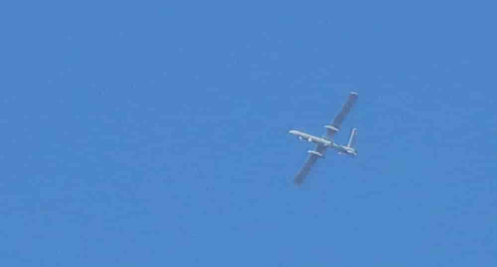 Un drone israélien survole le village Al-Mahmoudieh dans le sud du Liban, le 22 novembre 2025.