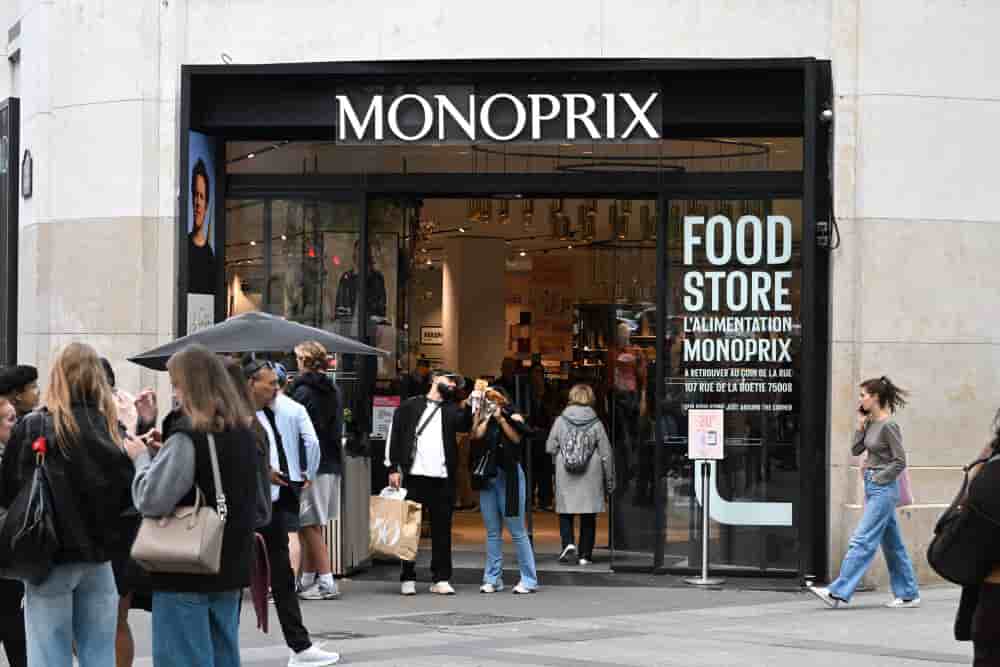 Le logo de Monoprix, photographié à Paris le 29 septembre 2025.