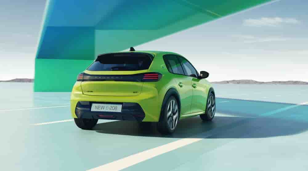 La Peugeot 208 électrique génère la moitié des contrats de leasing social pour la marque.