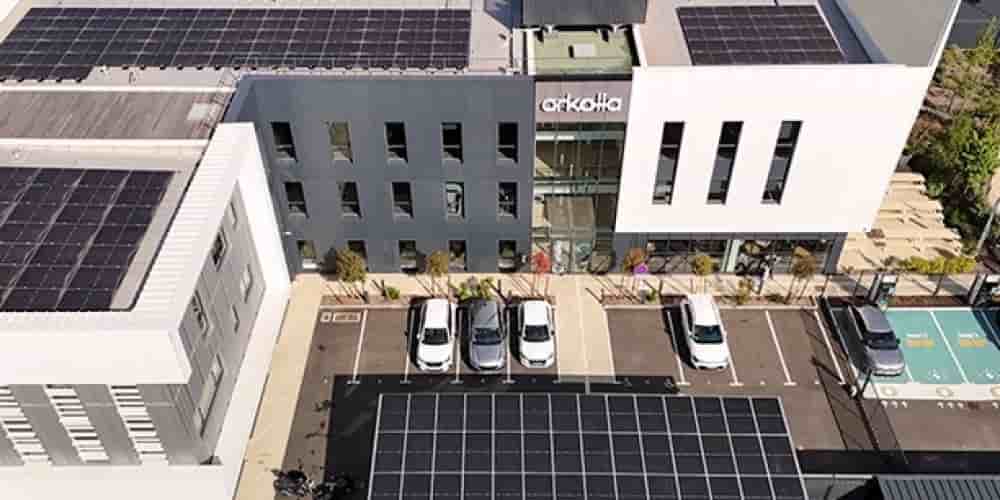 Cette photo illustre notre siège social à Mauguio, conçu comme un modèle d’autoconsommation énergétique. Il intègre des ombrières photovoltaïques, une toiture solaire, des bornes de recharge pour véhicules électriques et des systèmes de stockage,...