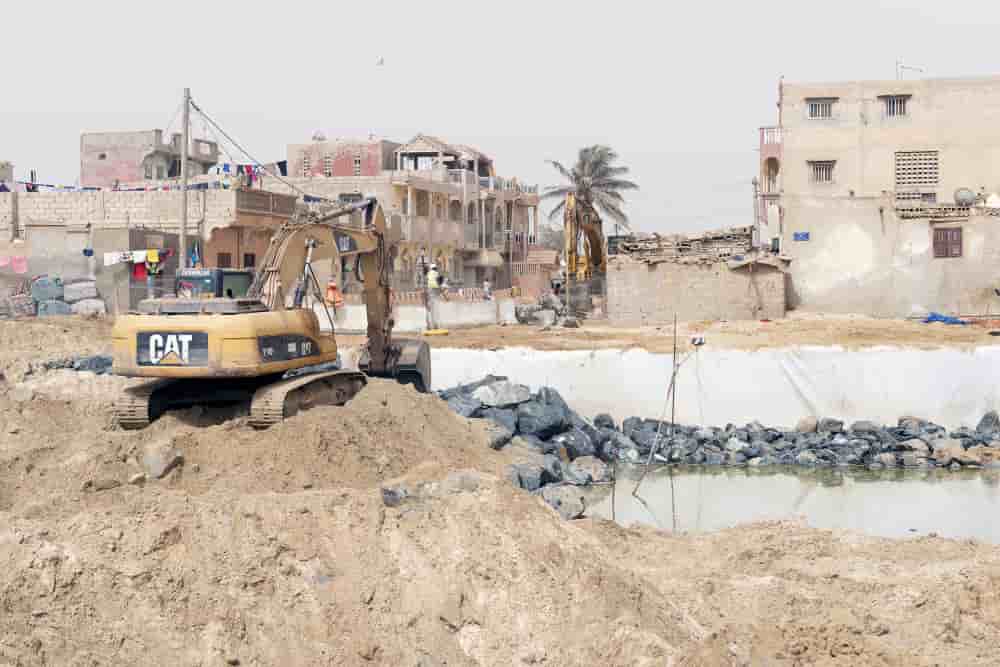 Le gouvernement sénégalais finance la construction du barrage avec le soutien de la France et de l’Agence française de développement. Il devrait limiter l’érosion côtière aux portes de Saint-Louis.