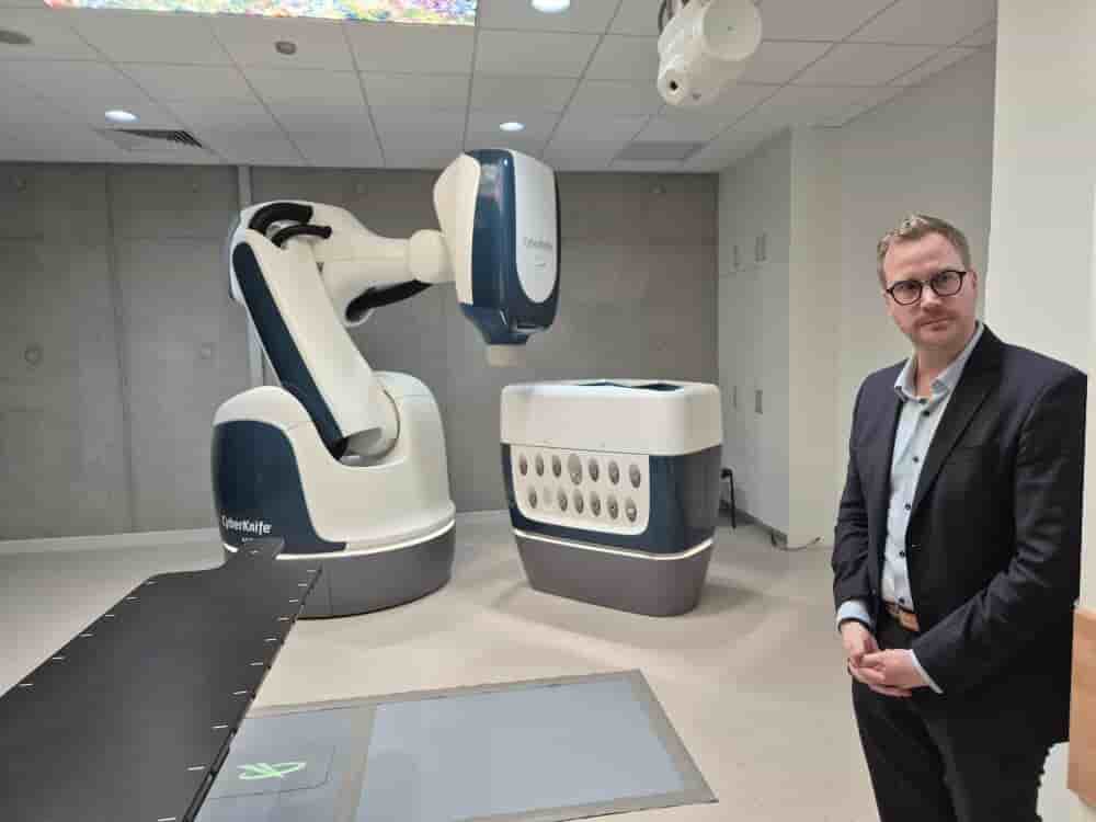 Julien Charrette, oncologue à l'ICB explique le fonctionnement du Cyberknife.