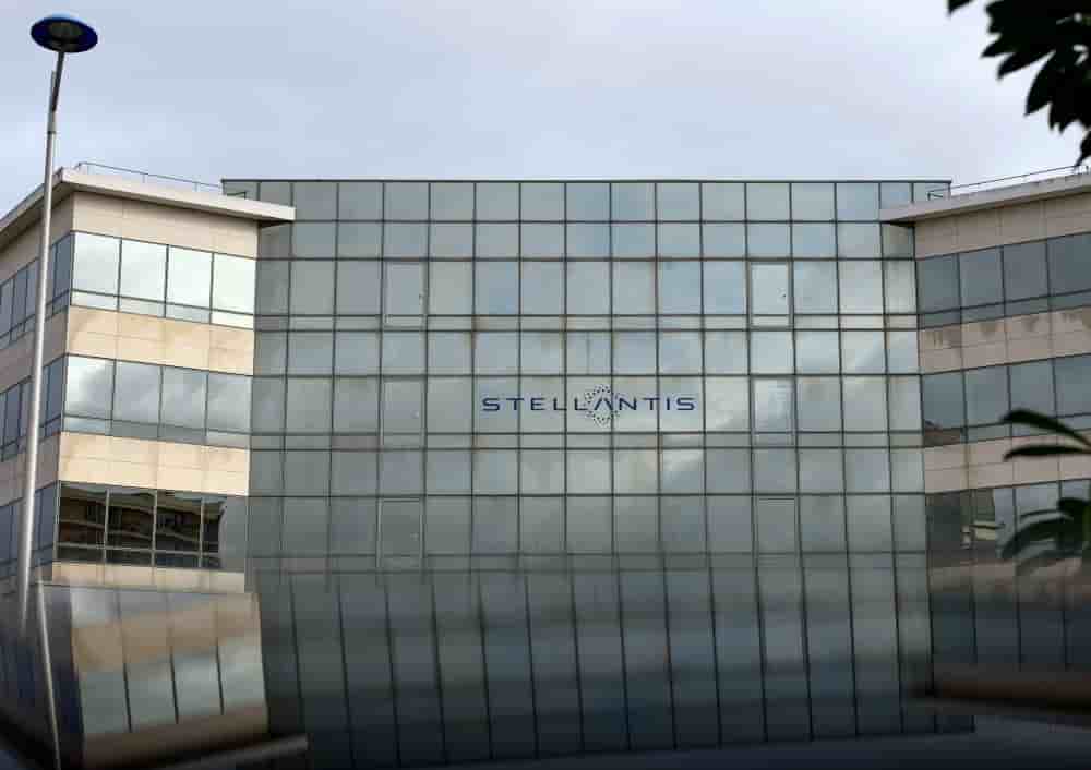 Le logo de Stellantis est visible sur le siège du groupe à Poissy, près de Paris, France, le 20 février 2022.