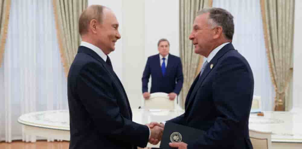 Vladimir Poutine et l'envoyé de Donald Trump, Steve Witkoff à Moscou en août. A l'arrière-plan, le conseiller de Poutine, Youri Outchakov.