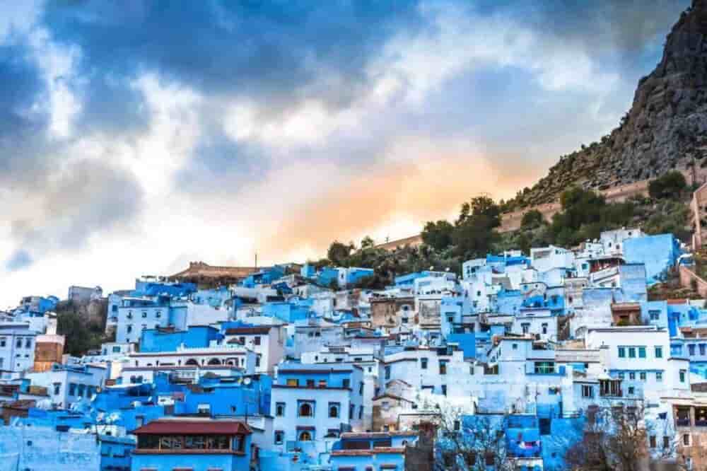 Surnommée la Perle bleue, la ville de Chefchaouen au Maroc est célèbre pour ses bâtiments et ses rues peints dans diverses nuances de bleu.