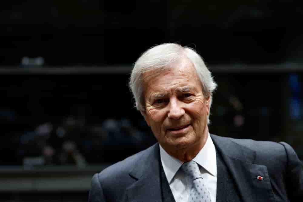 Dans une rare prise de parole, le milliardaire Vincent Bolloré, , affirme que Grasset " continuera " malgré la vague de départs d’auteurs, qu’il attribue à " une petite caste qui se croit au-dessus de tout et de tous ".