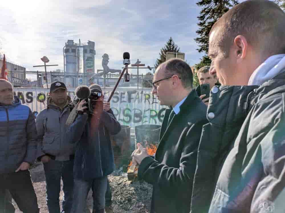 Le ministre Sébastien Martin s'est rendu vendredi 28 novembre au siège de l'entreprise Teisseire, qui a annoncé un projet de réorganisation drastique prévoyant la fermeture de son unique site de production de Crolles (Isère).
