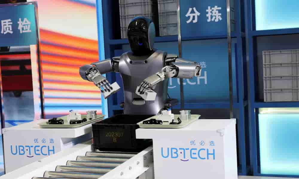 UBTECH vend son robot Walker S2 pour 100 000 dollars.