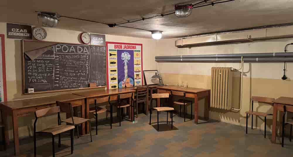 Dans la salle de classe réhabilitée, le mur arbore une affiche datant de la guerre froide détaillant les risques d’une explosion nucléaire.