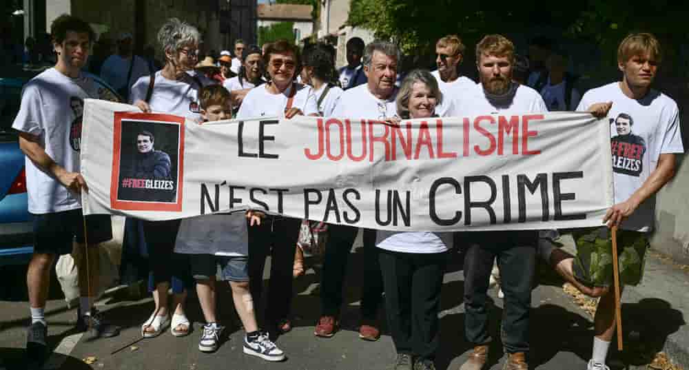 Les proches de Christophe Gleizes manifestent pour sa libération, le 30 juin 2025.