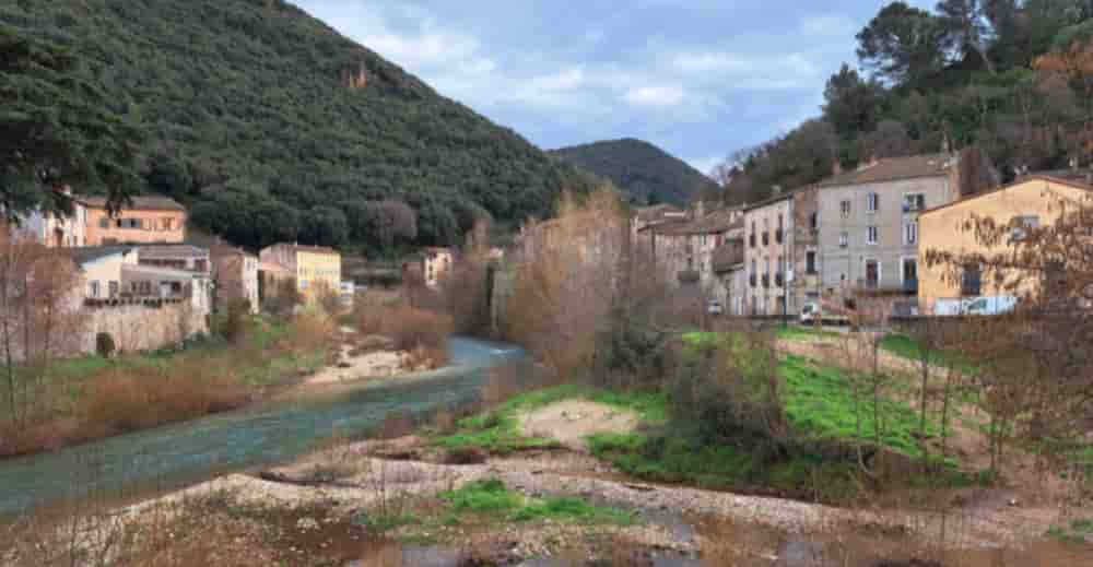 Dans l’Hérault, le cœur de ville de Lodève, classé QPV, comprend un habitat plutôt médiéval avec de petites fenêtres, sans balcon ni jardin, et l’aménagement du Parc fluvial de la Confluence sur les berges des rivières de la Lergue et de la Soulondres...