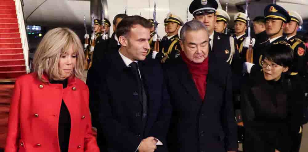 Emmanuel Macron a été accueilli par le ministre chinois des Affaires étrangères, Wang Yi.