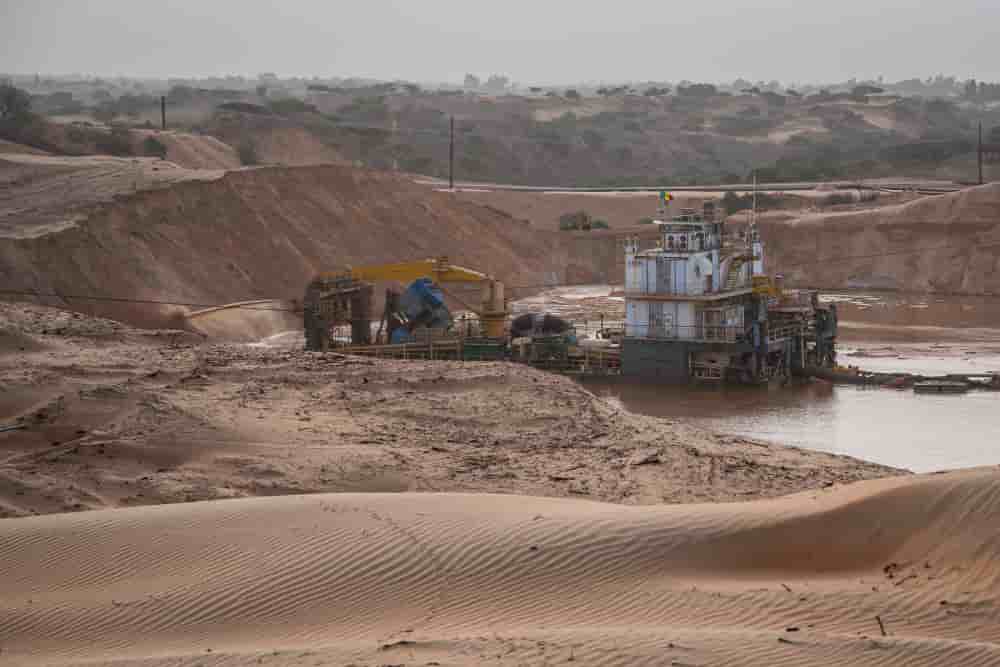 La drague d’Eramet, reliée à son usine flottante située sur un bassin artificiel et qui avance d’environ 30 mètres par jour, le 22 décembre 2024 dans le désert de Lompoul au Sénégal.