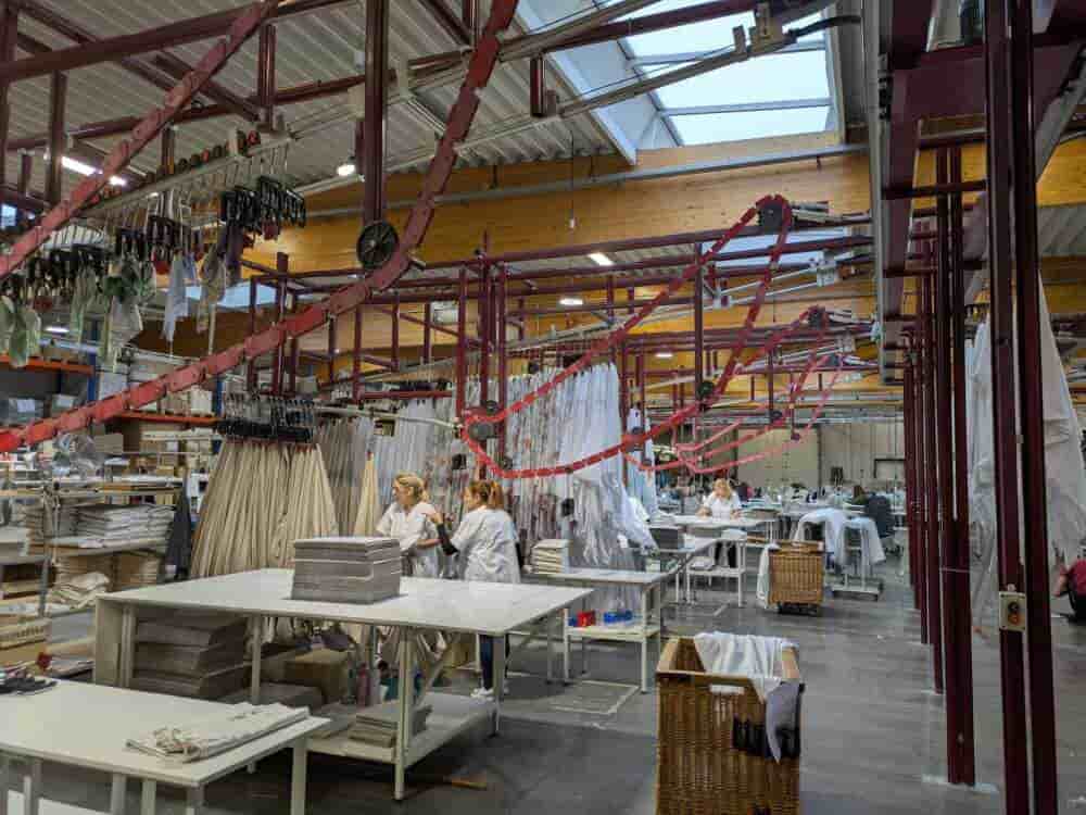 L’atelier de Nieppe a travaillé entièrement son ergonomie pour que le tissu arrive aux couturières.