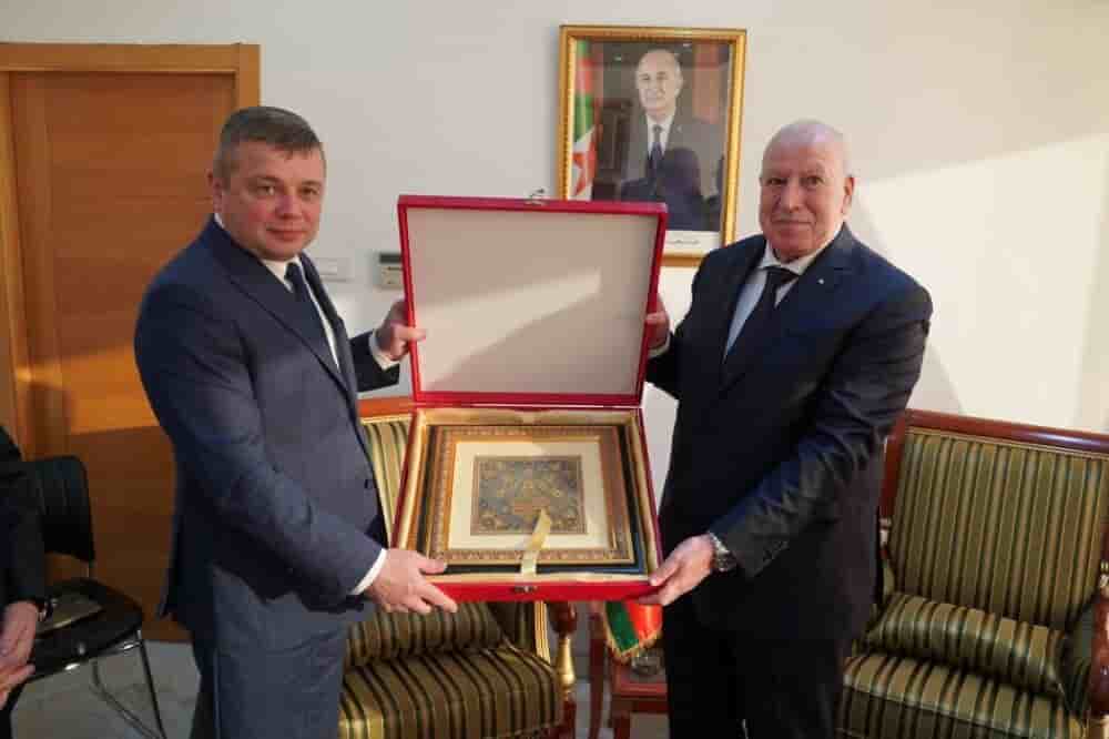 Les ministres biélorusse Andrei Kuznetsov (à gauche) et algérien Yahia Bachir (à droite) lors de la visite de la délégation biélorusse en Algérie, le 1ᵉʳ décembre 2025.