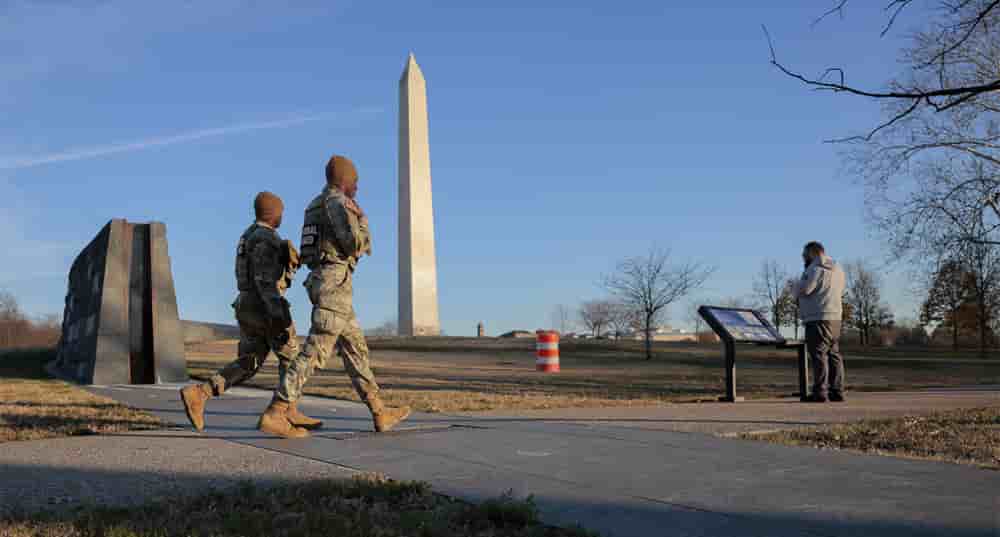 Des membres de la Garde nationale patrouillent autour du Washington Monument, le 1er décembre 2025.