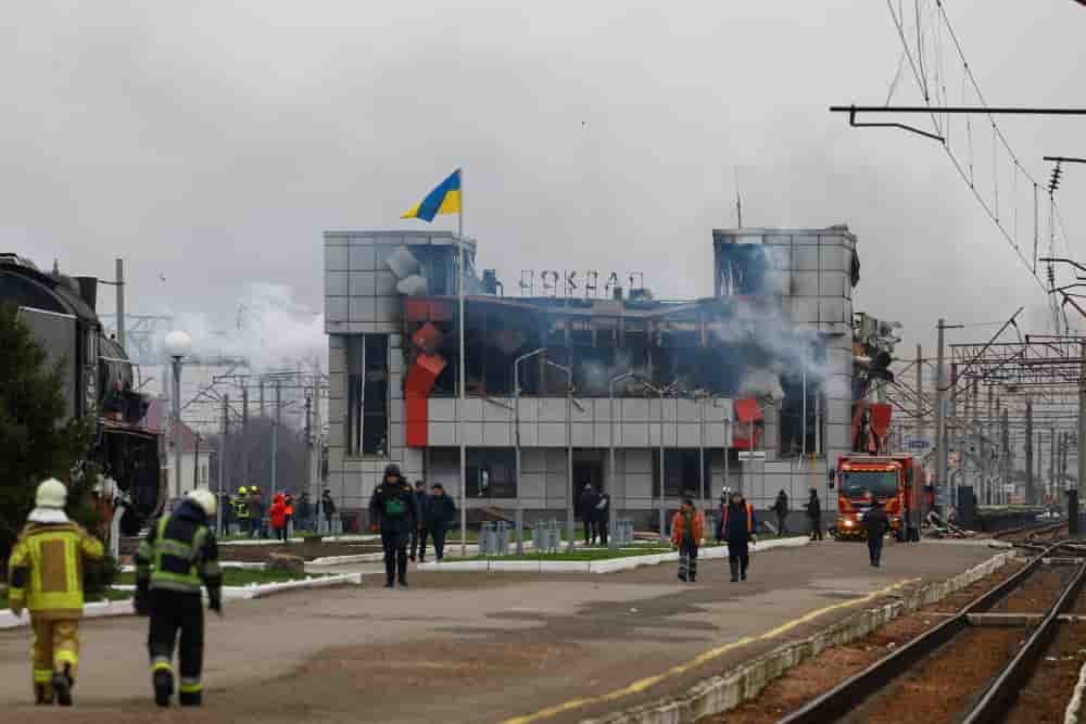 Des secouristes interviennent sur le site d’une gare touchée par des frappes de missiles et de drones russes à Fastiv, dans la région de Kiev, le 6 décembre 2025.