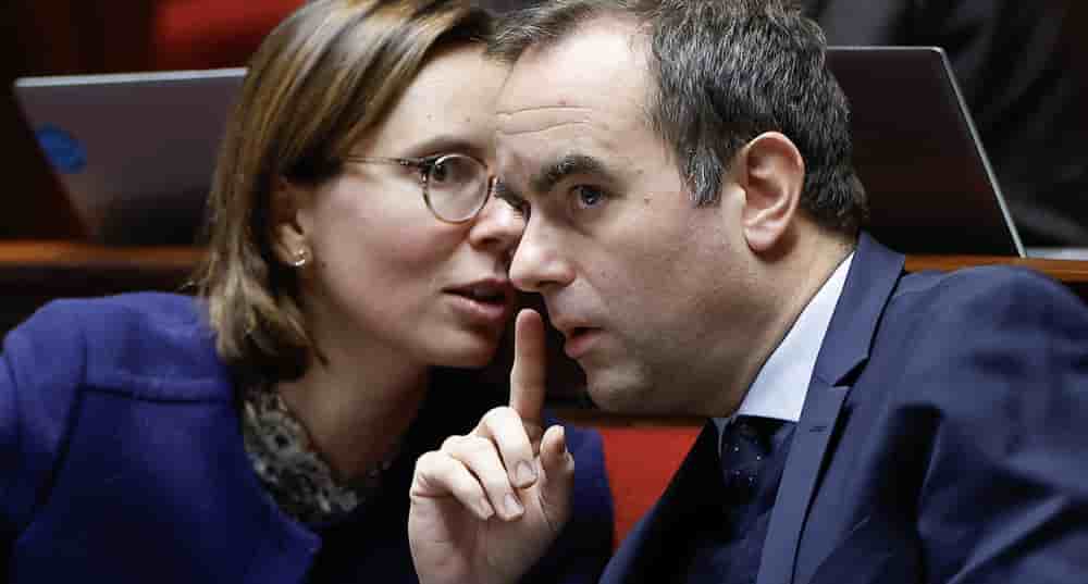 Mardi 9 décembre, l'Assemblée nationale votera le PLFSS. Si l'issu du scrutin est toujours incertain, le Premier ministre s'adonne déjà à un numéro d'équilibriste dans l'attente du dénouement prochain.