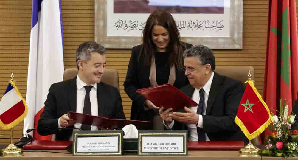 Le ministre marocain de la Justice, Abdellatif Ouahbi (à droite), et son homologue français, Gérald Darmanin, lors de la signature d'une déclaration conjointe à Rabat, le 10 mars 2025.