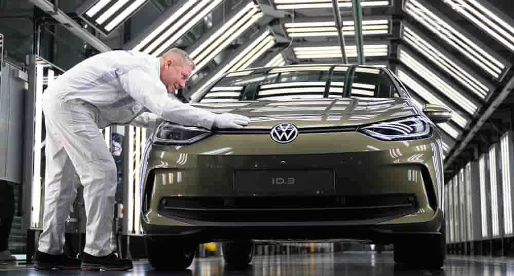 Rainer Jopp, chef d'équipe du service de contrôle final des véhicules, devant l'ID.3, première voiture 100 % électrique de grande série de Volkswagen.