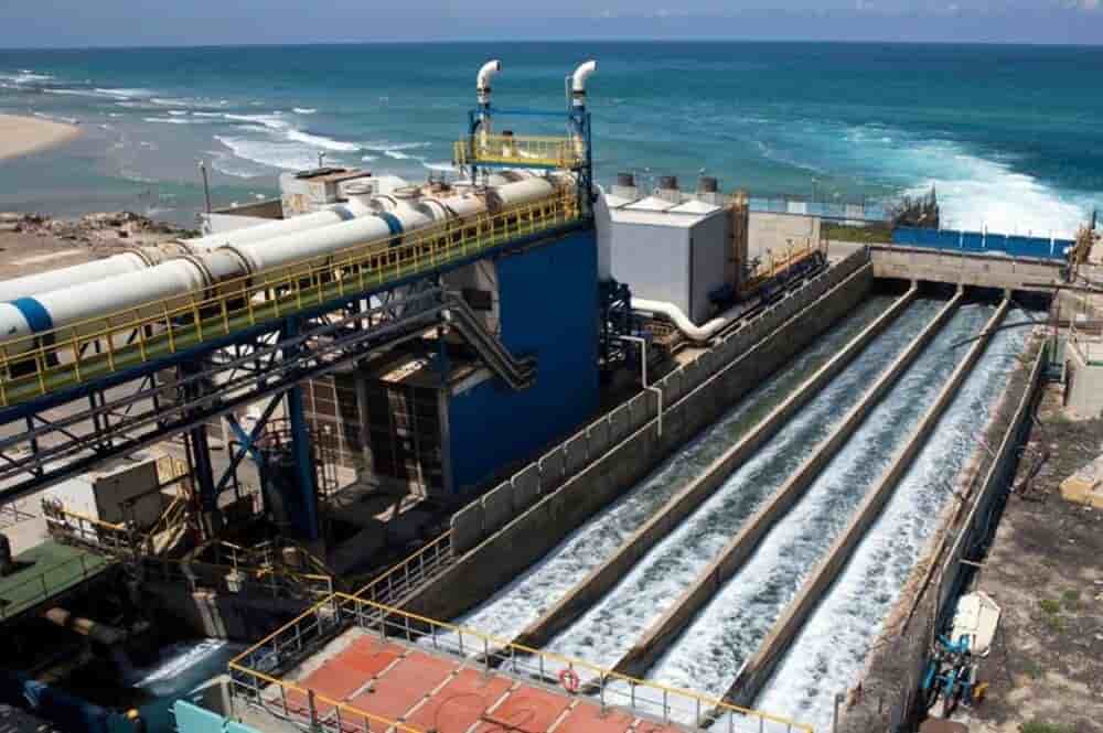 Station de dessalement d’eau de mer, un élément clé de la stratégie marocaine pour sécuriser l’accès à l’eau potable face à la sécheresse.