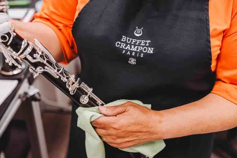 Un artisan du fabricant de clarinettes français double centenaire Buffet Crampon.