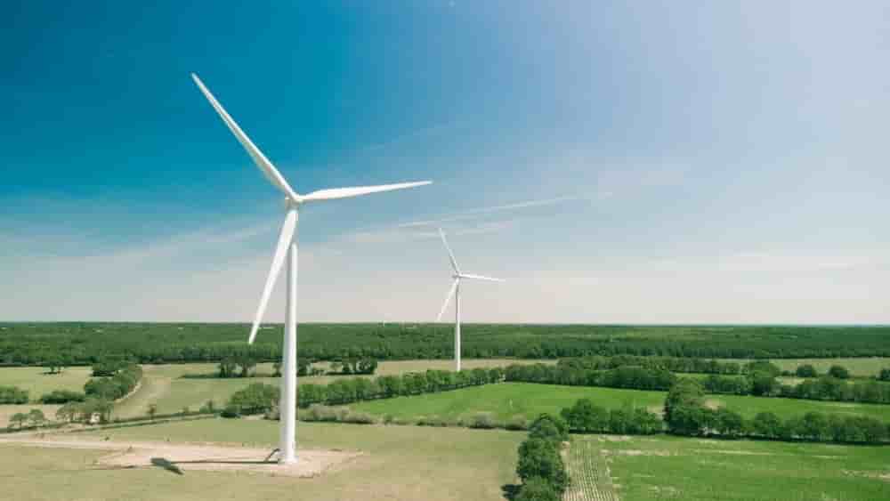 L'implantation d'un parc éolien est souvent contesté localement, rallongeant considérablement les temps de développement.