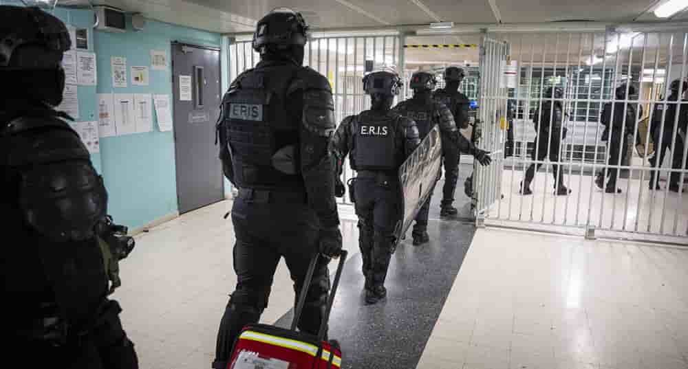Des ERIS (Equipes Régionales d'Intervention et de Sécurité de l'administration penitentiere) se déplacent dans la maison d'arrêt pour hommes de Fleury-Merogis où ils participent a une "Fouille XXL".