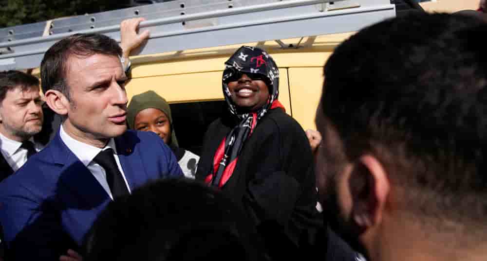 Emmanuel Macron, le 19 mars 2014 dans le quartier de La Castellane à Marseille.