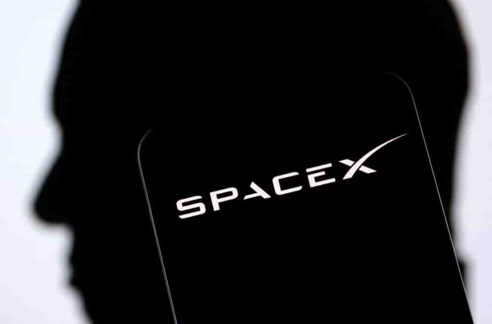SpaceX vise une entrée en Bourse record en 2026, propulsant ses ambitions martiennes et projets d'IA en orbite.