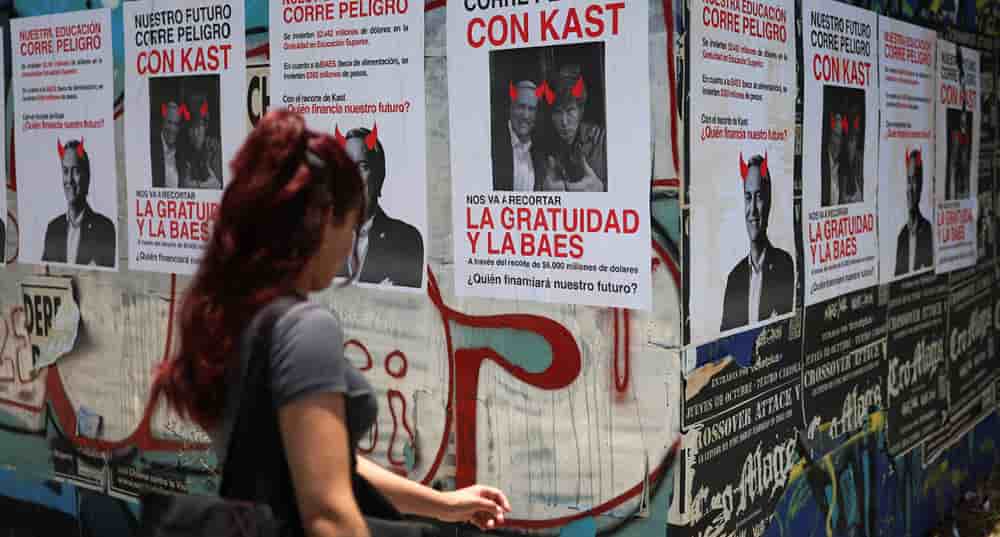 « Notre avenir est en danger avec Kast », clament les affiches où le candidat chilien José Antonio Kast figure au côté de Javier Milei, le président argentin.